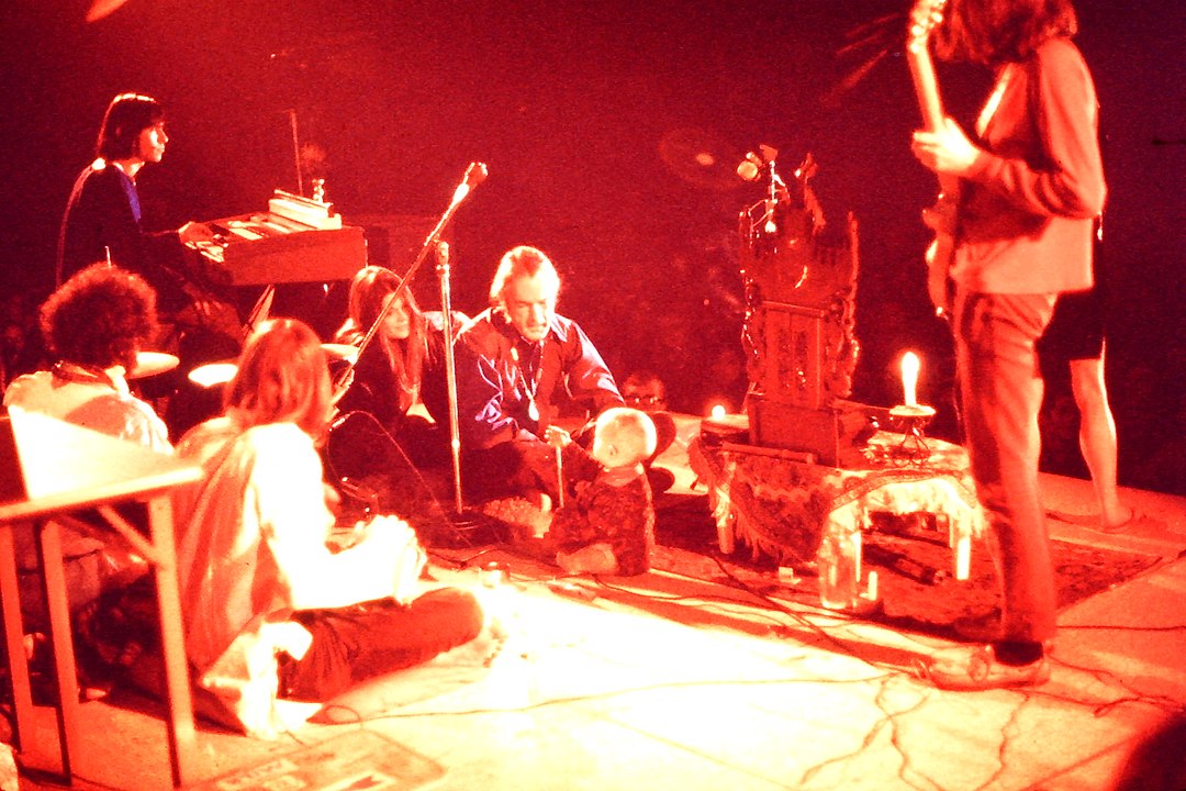 Timothy Leary, a família e a banda em turnê de palestras; Universidade Estadual de Nova York em Buffalo (1969). Foto do Dr. Dennis Bogdan usando uma câmera Nikon Photomic FTn (35mm, SLR), CC BY-SA 3.0, https://commons.wikimedia.org/w/index.php?curid=32777562