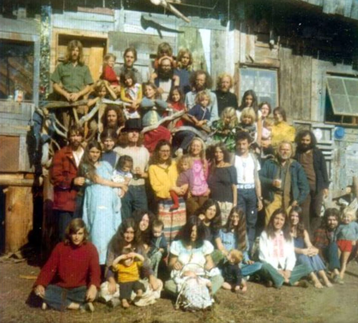 Uma comuna do movimento back to the land (de volta para a terra), composta por jovens brancos de classe média, com elevado nível de educação, na grande maioria.