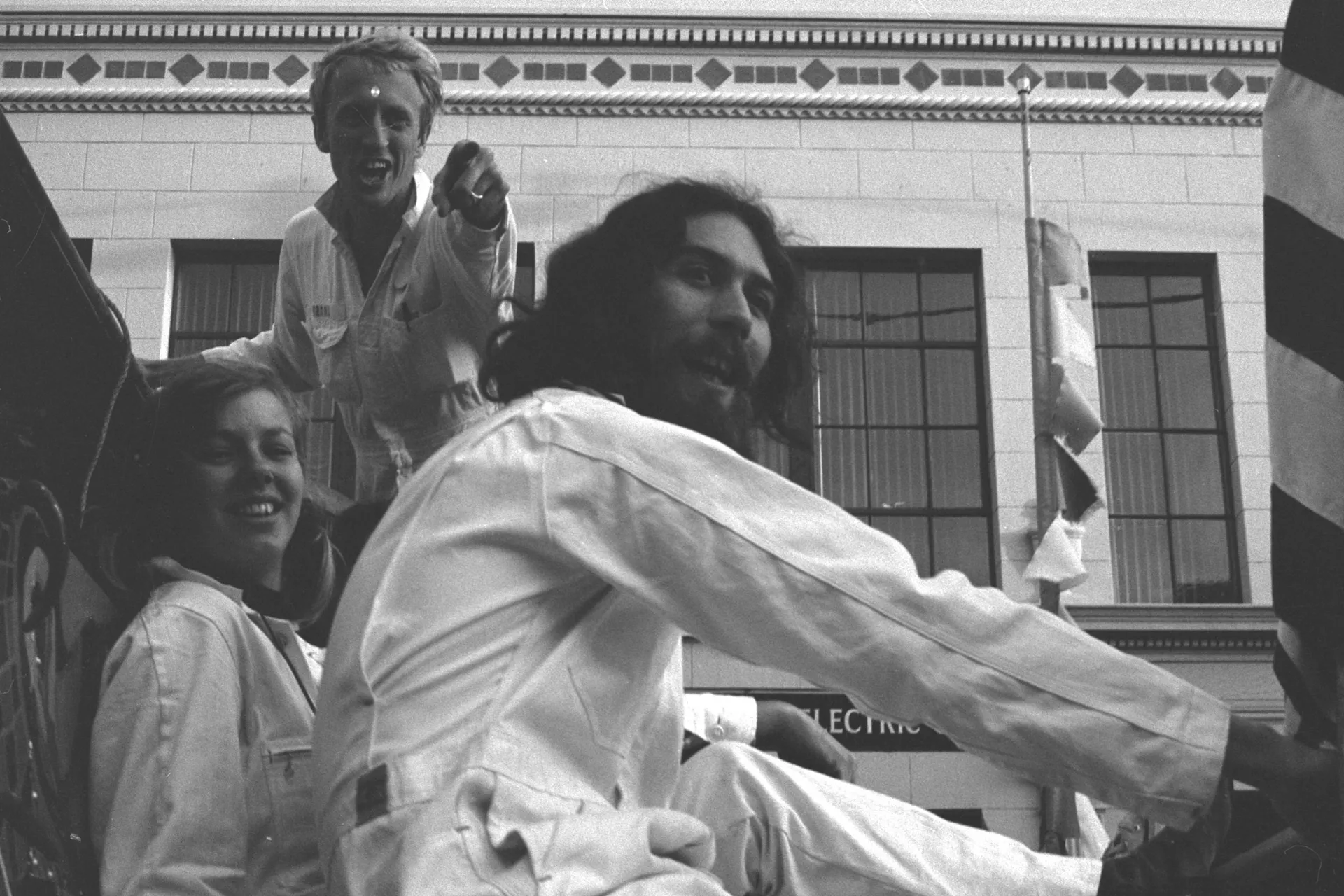 Brand aponta o dedo. No documentário 'We Are As Gods (Somos Como Deuses)', Brand surge como um dos nomes mais emblemáticos da era tecnológica – sempre presente nos círculos de poder exatamente quando a história está sendo escrita