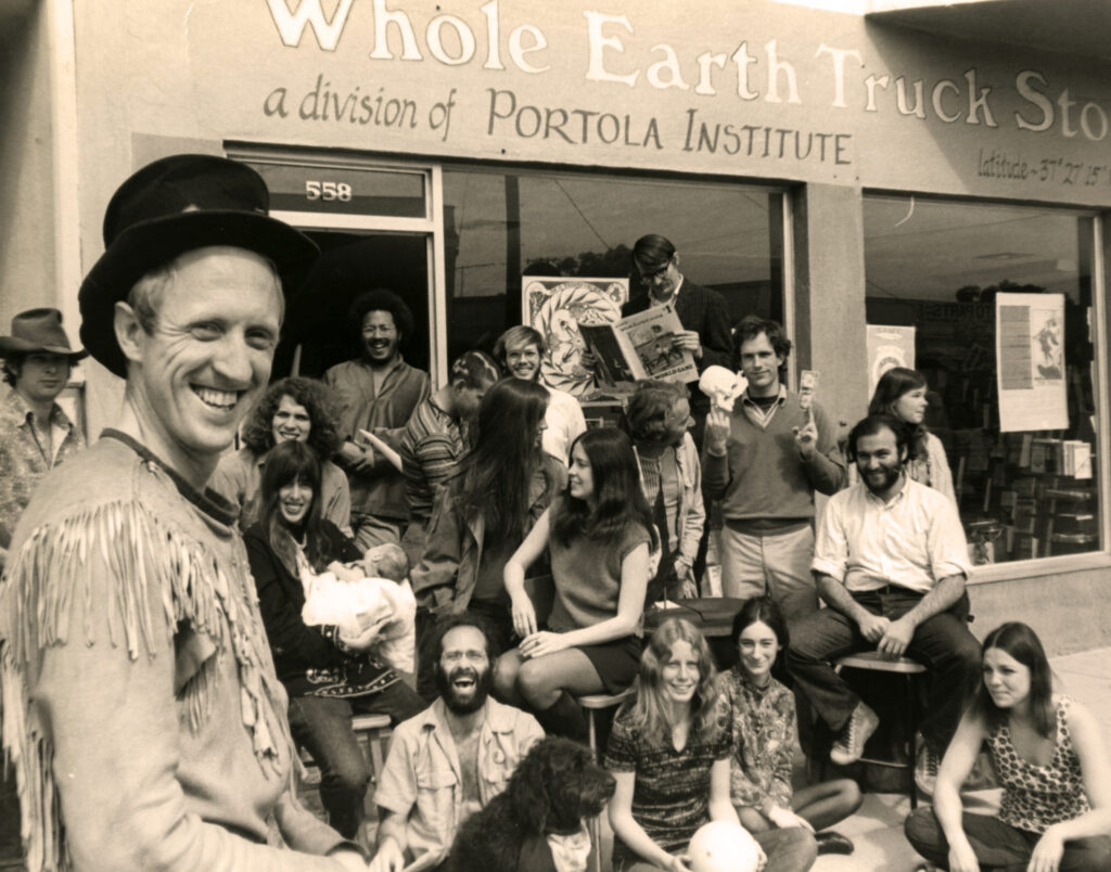 Stewart Brand troca ideias com o pessoal na Whole Earth Truck Store, em Palo Alto.