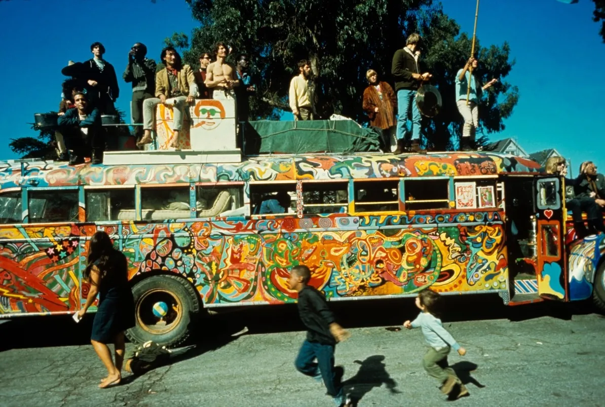 Uma das aventuras mais emblemáticas dos anos 1960 foi a viagem de dois meses pelos EUA que os Merry Pranksters fizeram em seu ônibus, entre junho e agosto de 1964. Esse périplo simbolizou o espírito de busca e expansão da mente da década e marcou o início da era psicodélica dos anos 60.
