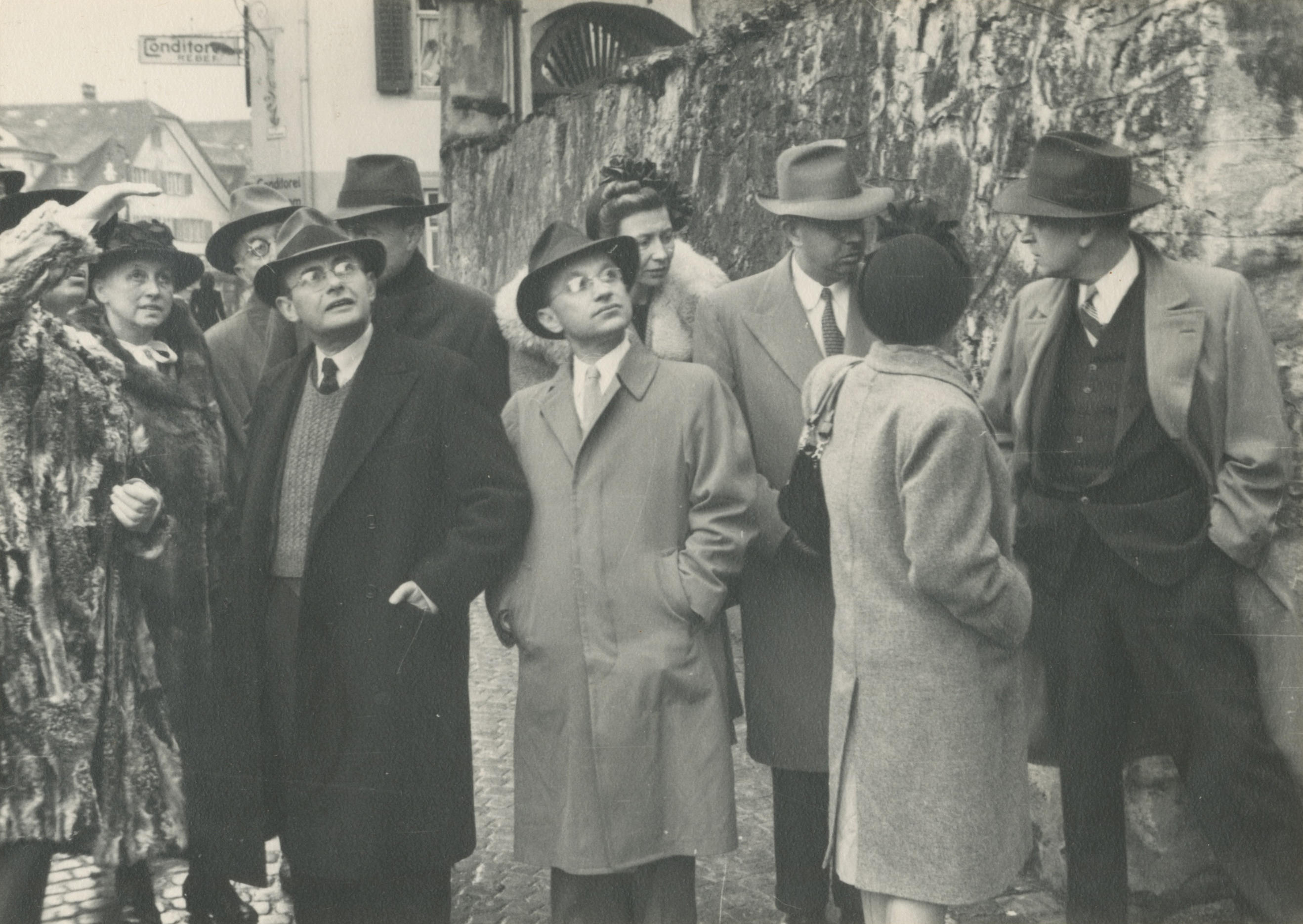 Brand aponta o dedo. No documentário 'Milton Friedman (de casaco claro e chapéu, ao centro) com amigos em um passeio durante o primeiro encontro da Sociedade Mont Pelerin, em 1947.